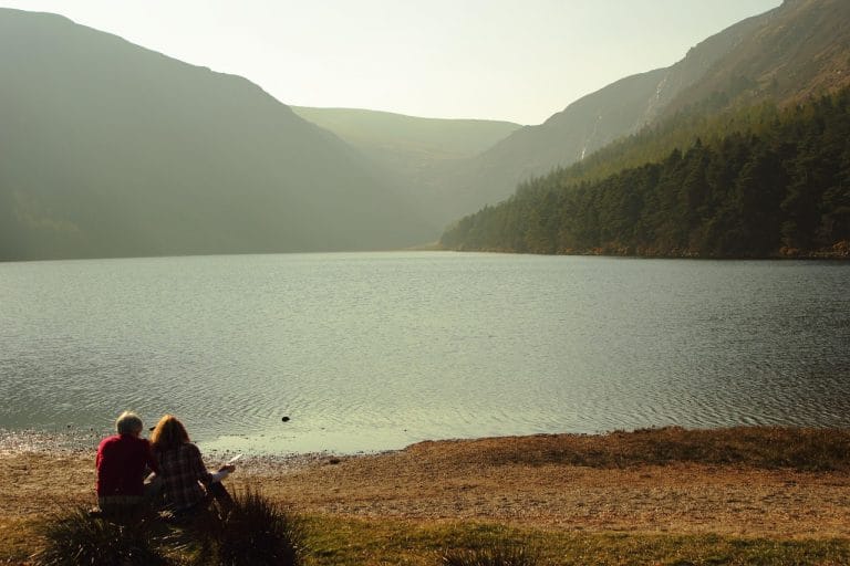 Blick auf den See in den Bergen