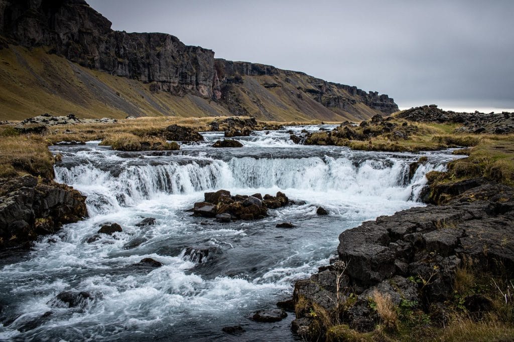 Wasserfall in steinernen Landschaft. Meditativer Ausblick.